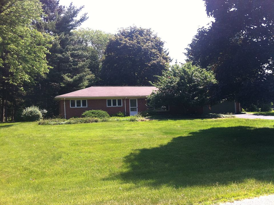 Rochester Hills ranch on 1 acre