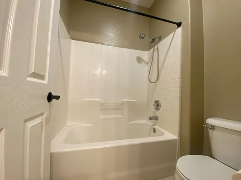 409 Lexington Cir — Photo 8