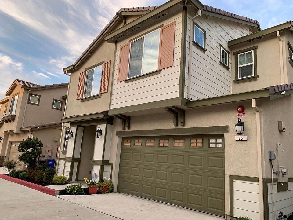 1st image of 35 Belle Harbor Cir