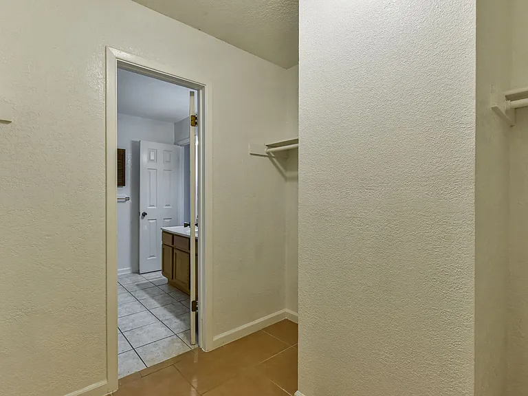 1128 Royal Crest Dr — Photo 26