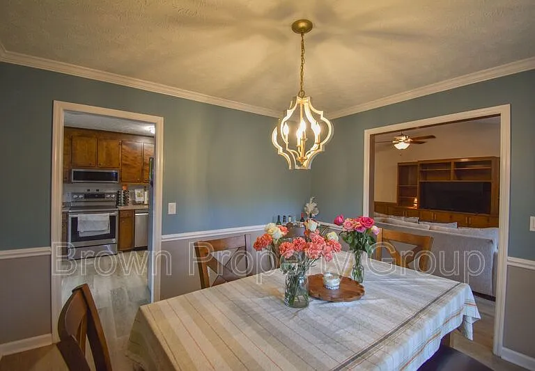 1651 Greenock Ave — Photo 8
