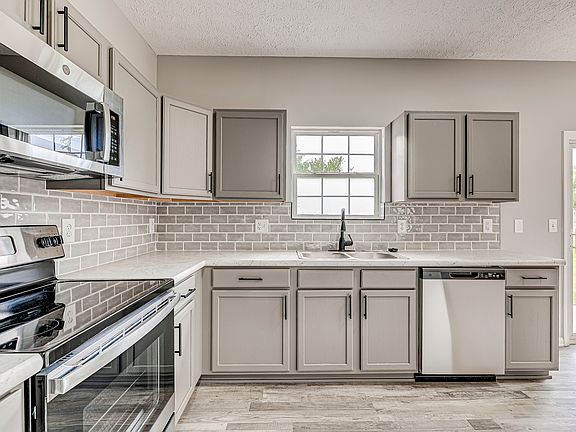 3rd image of 477 Elizabeth Ln