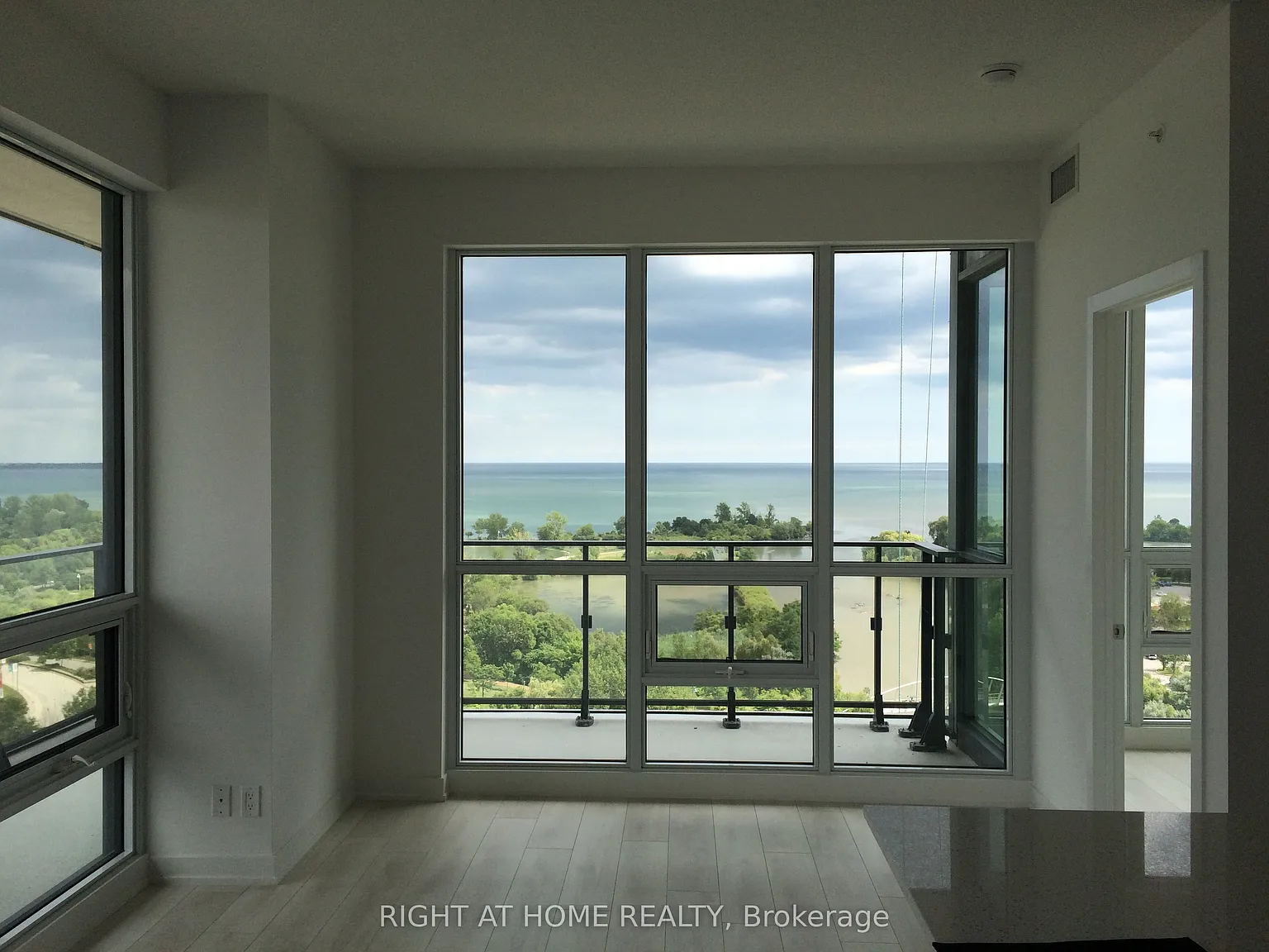 2212 Lake Shore Blvd W — Photo 2