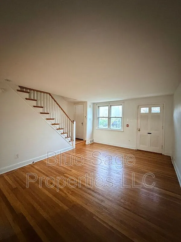 3 bed, 1.0 bath, 1008 sqft, $1,795 — Photo 4
