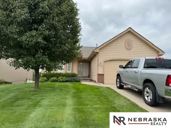 8718 S 100th St, La Vista, NE 68128
