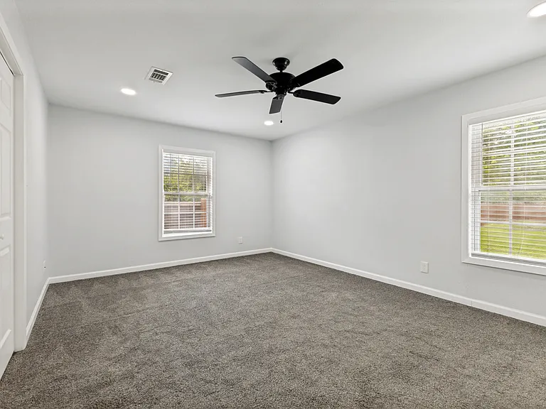 1110 N Ross Ave — Photo 12
