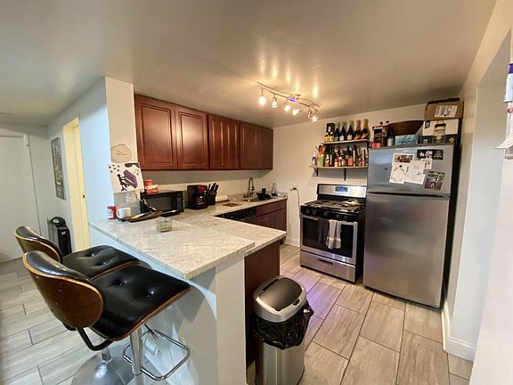 2nd image of 915 W Cornelia Ave #3