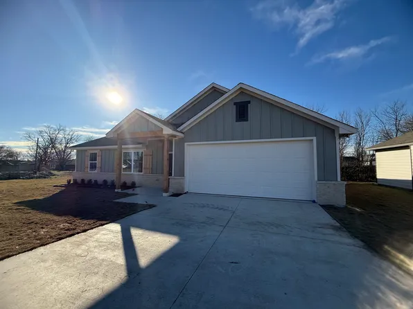 106 Kirkland St, Sanger, TX 76266