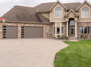 17825 Island Cir, Bennington, NE 68007