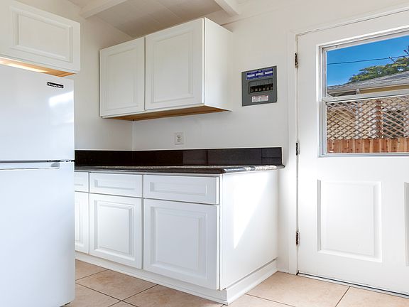 4th image of 711 De La Vina St APT 1