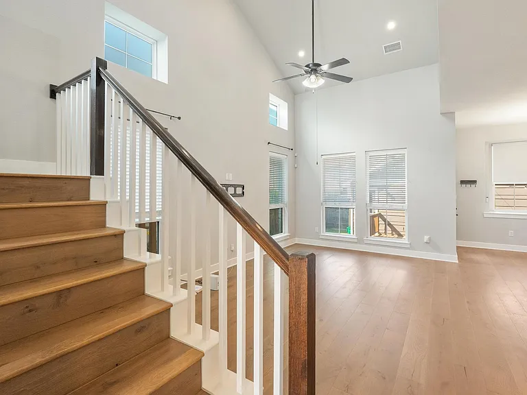 913 Cannoneer Ln — Photo 4