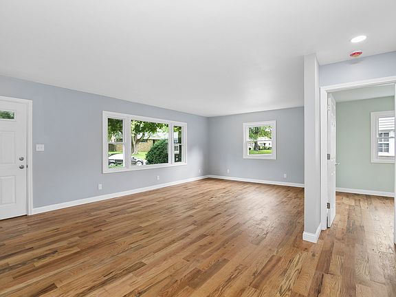4th image of 654 W River St