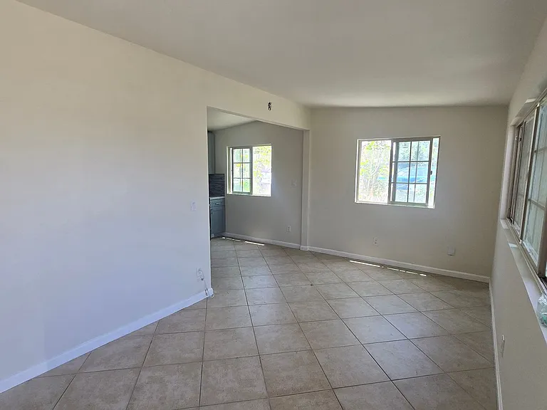 336-338 Daisy Ave — Photo 2