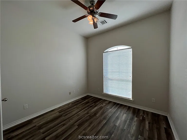 911 Scoffield Dr — Photo 5
