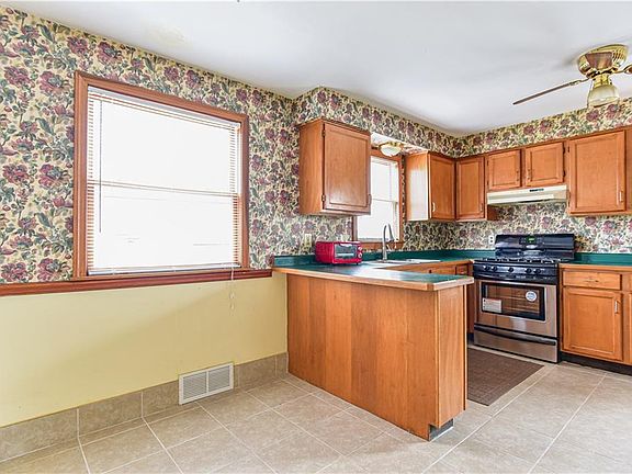 2nd image of 1669 Lynn Ave