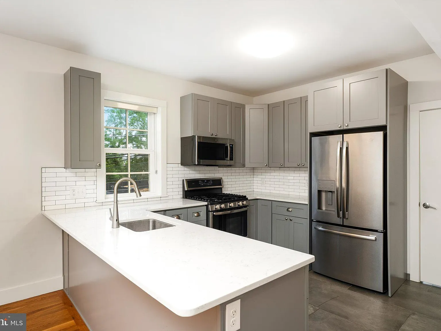 2 bed, 829 sqft, $3,195 — Photo 4