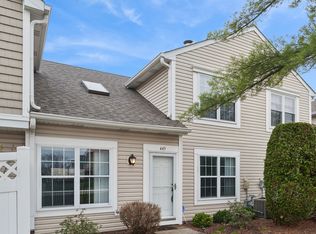 445 Le Parc Cir, Buffalo Grove, IL 60089