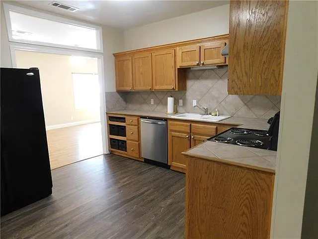 3 bed, 2.0 bath, 1330 sqft, $1,500 — Photo 3