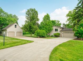 56901 Appaloosa Ln, South Lyon, MI 48178