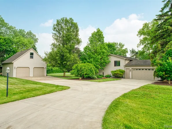 56901 Appaloosa Ln, South Lyon, MI 48178