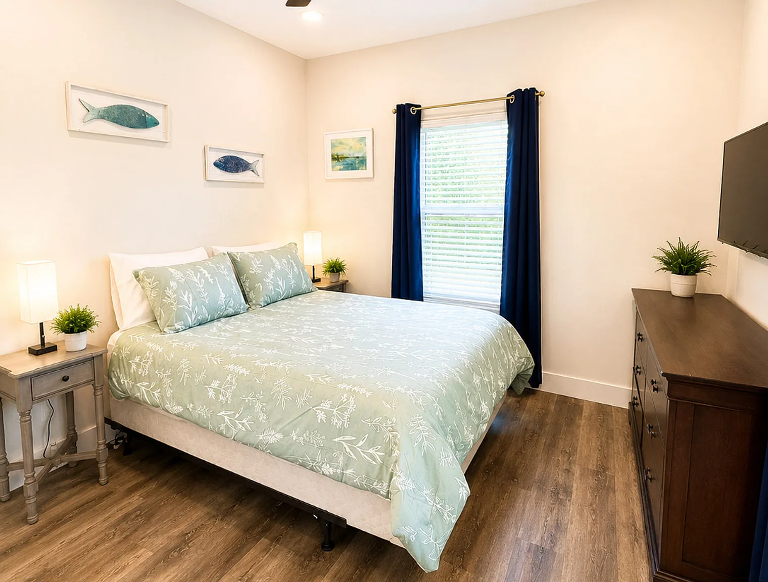3 bed, 2.0 bath, 13777 sqft, $3,065 — Photo 3