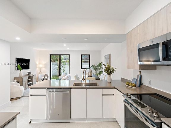 4th image of 4125 N Oak Pl #4125