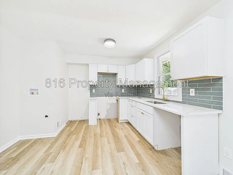 11230 Corrington Ave — Photo 6