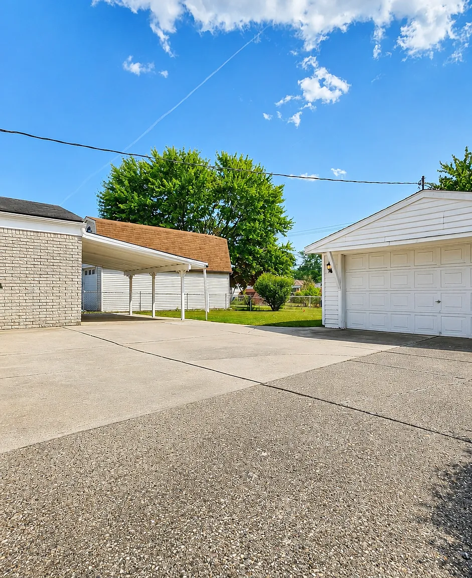 3 bed, 1.5 bath, 1241 sqft, $2,400 — Photo 2