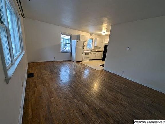 4th image of 1418 Custer St