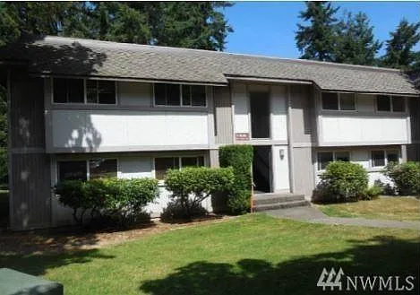 3 bed, 1.5 bath, 1017 sqft, $2,290 — Photo 2