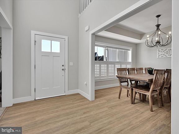 2nd image of 120 Chateau Cir