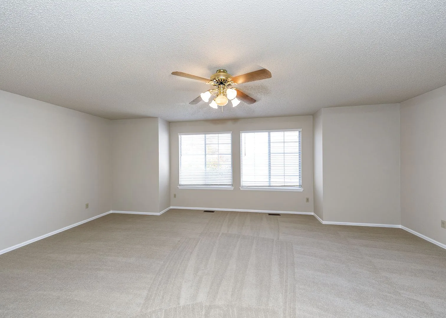 Spacious 5 Bedroom in D20 centrally located — Photo 3