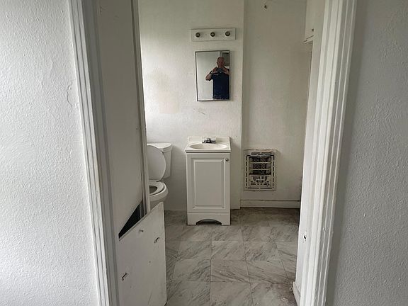 2nd image of 1401 Maryland Dr #3