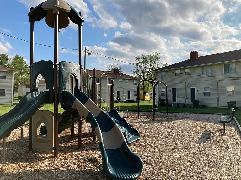 Colonial Manor Apartments — Photo 21