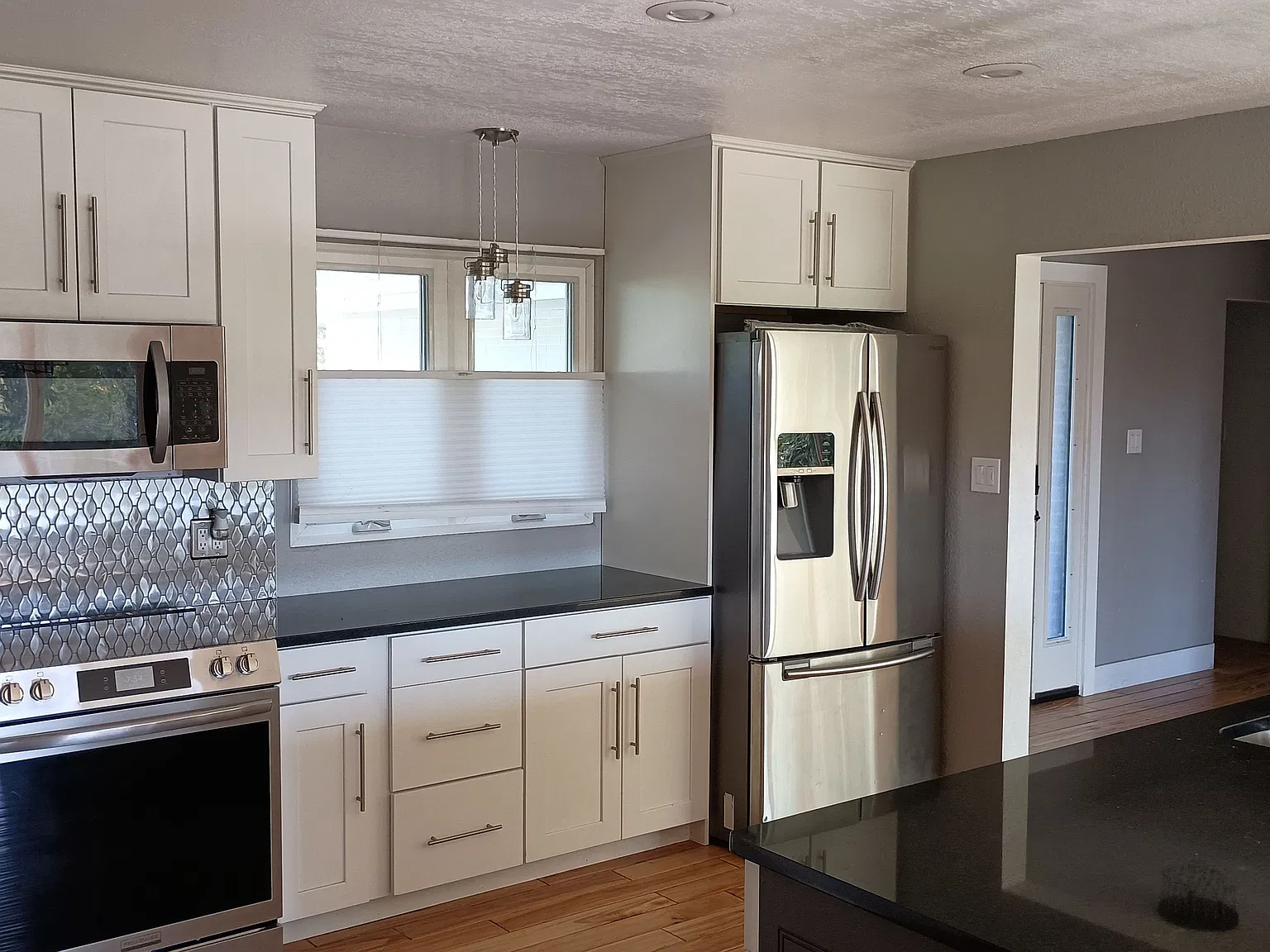 3 bed, 2.0 bath, $2,300 — Photo 2