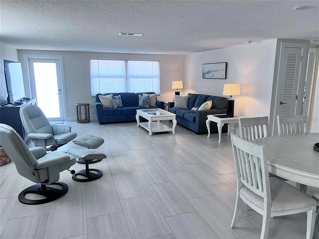2 bed, 2.0 bath, 1190 sqft, $8,970 — Photo 3