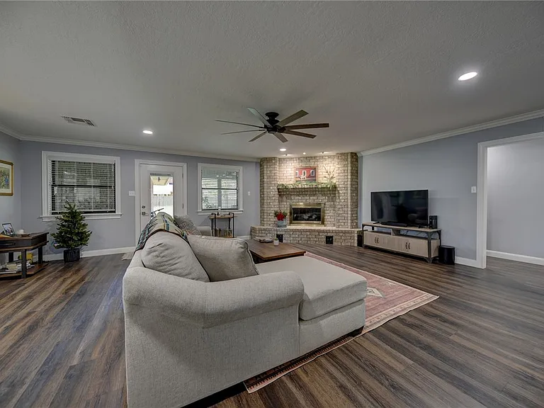 1600 Pecan St — Photo 8
