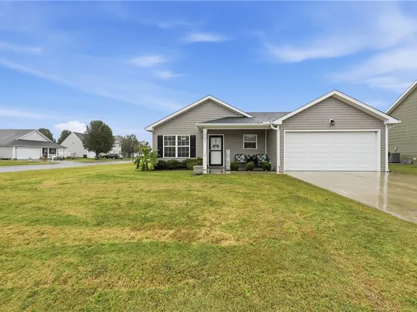 2000 Eleuthera Way, Elizabeth City, NC 27909