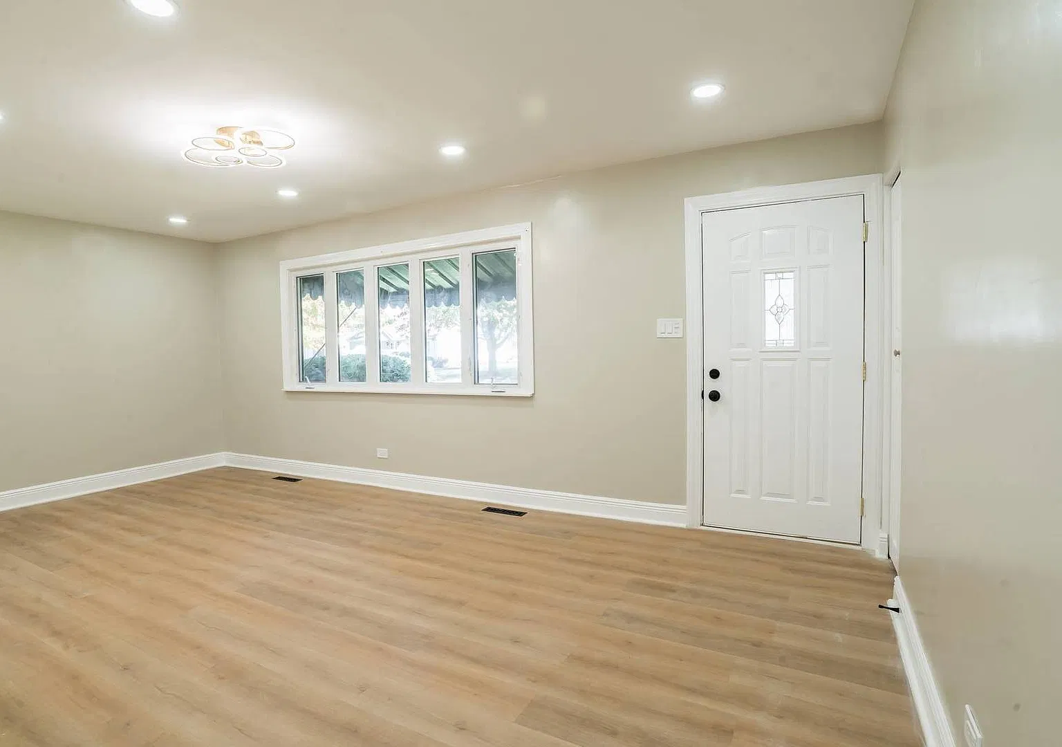 4 bed, 1600 sqft, $3,350 — Photo 2