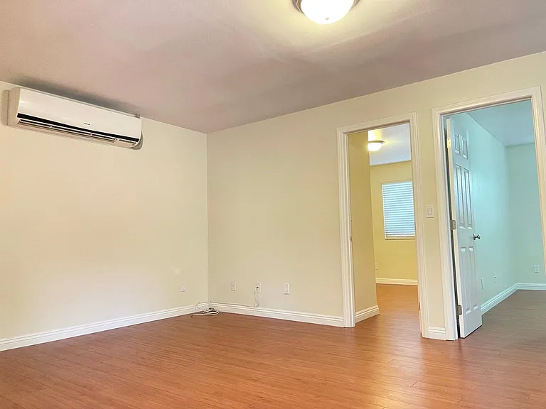 1131 Rose Ave — Photo 8