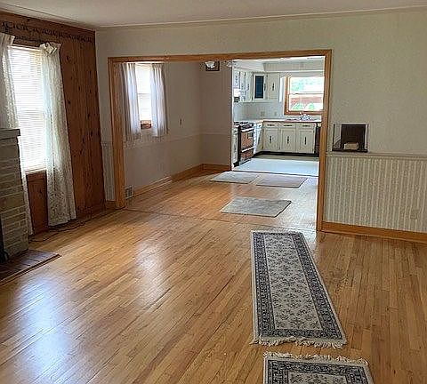5th image of 3343 Lexington Ave