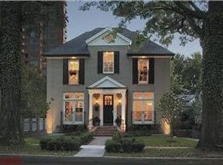 8104 University Dr, Saint Louis, MO 63105