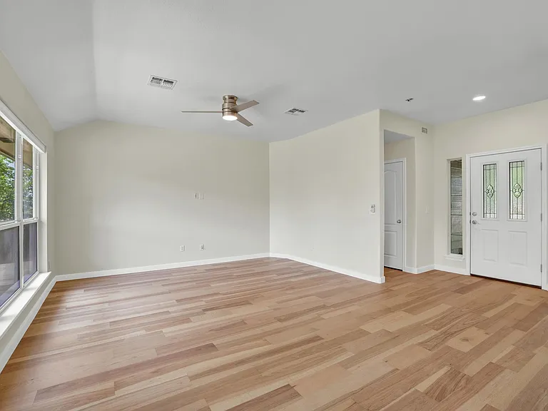 2116 Bentwood Dr — Photo 3