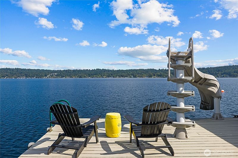 4th image of 528 W Lake Sammamish Parkway SE