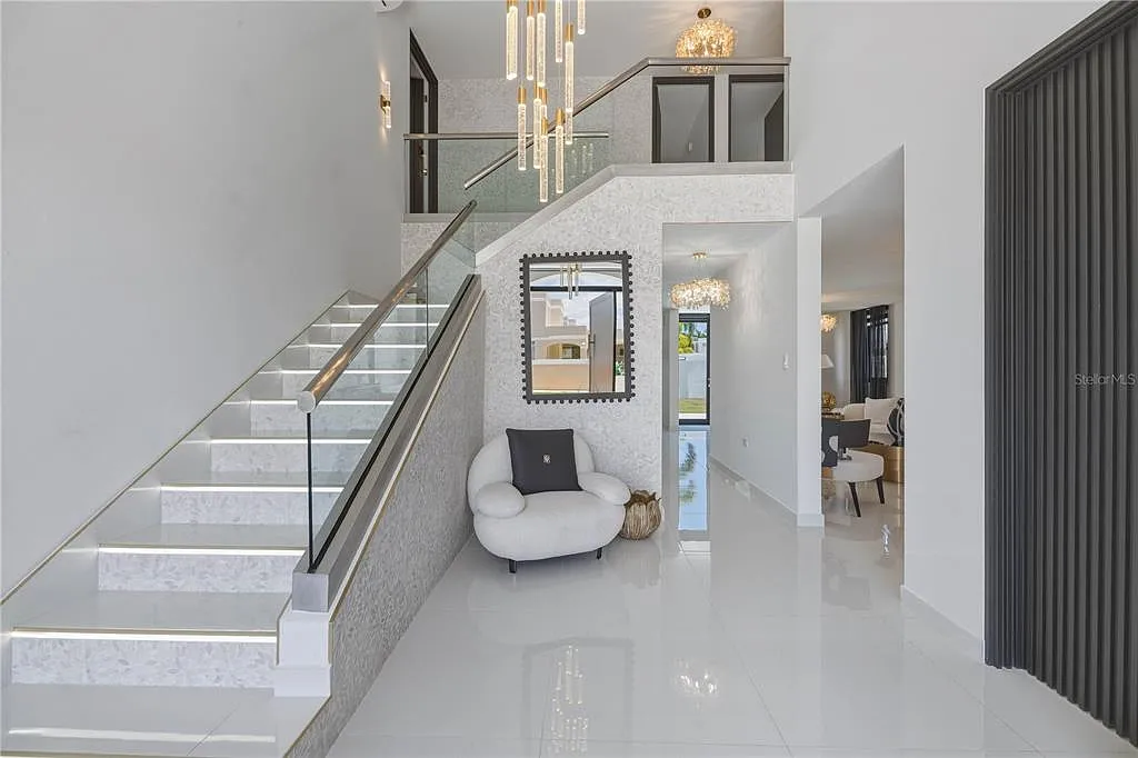 5 bed, 4.5 bath, 5564 sqft, $10,000 — Photo 2