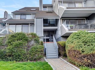 8C Cove Ln N, North Bergen, NJ