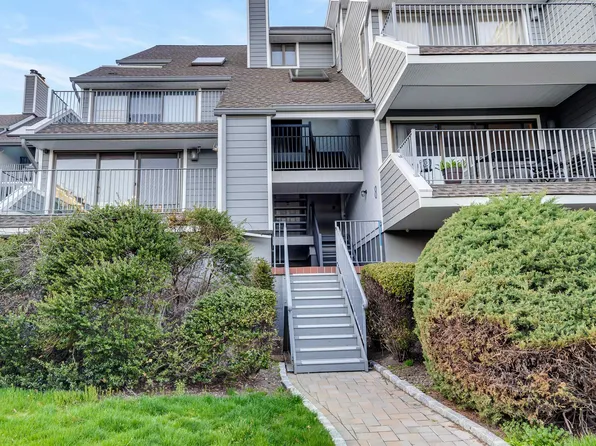 8C Cove Ln N, North Bergen, NJ 07047