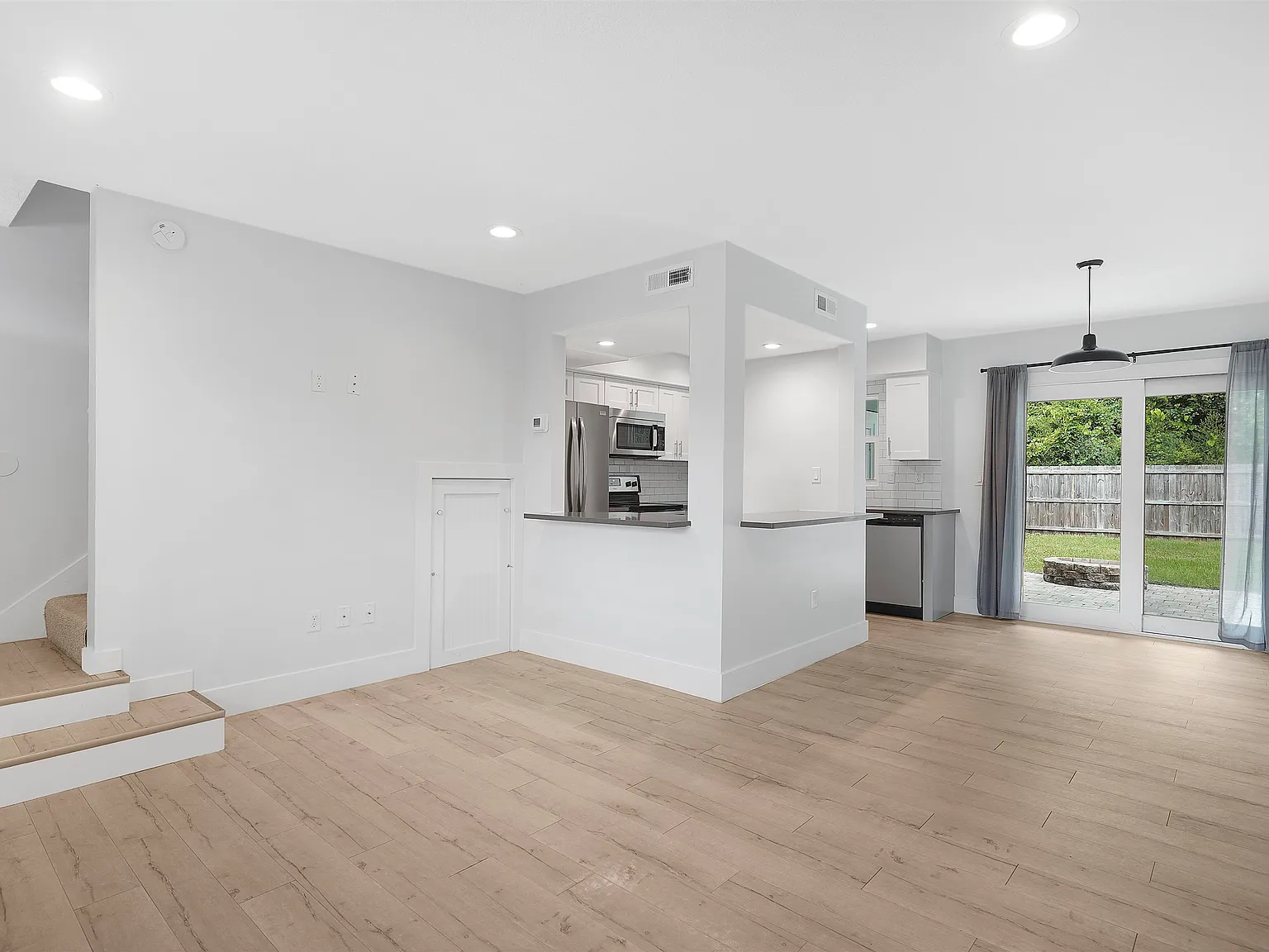 2 bed, 864 sqft, $2,150 — Photo 4