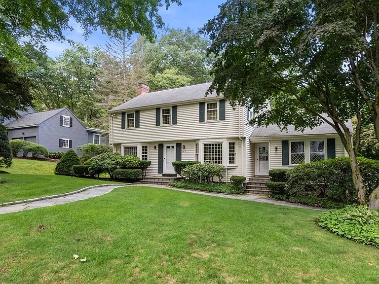 11 Nantucket Rd — Photo 2