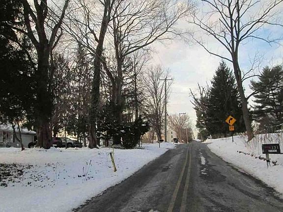 Exterior Neighborhood (street photo)
